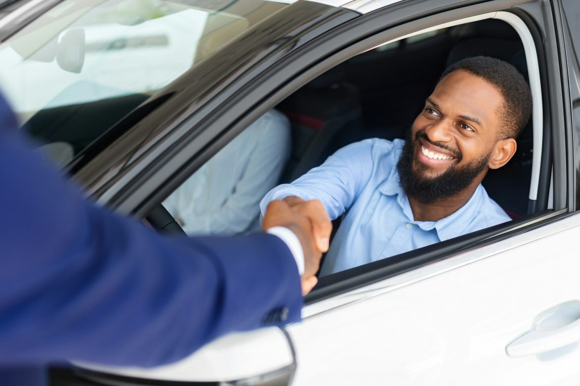 How much is the fee for registering a new vehicle in Dubai?